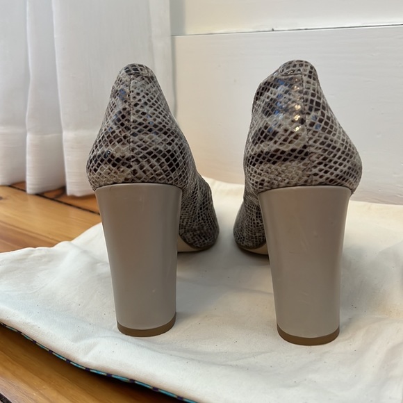 Banana Republic snake print heel. Size 9M - Picture 4 of 8